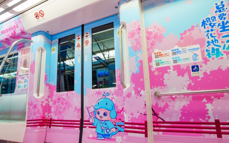 Kereta Metro Tema Bunga Sakura Debut di Wuhan-Image-6