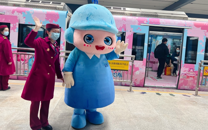 Kereta Metro Tema Bunga Sakura Debut di Wuhan-Image-1