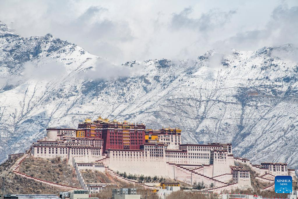 POTRET Pemandangan Istana Potala Saat Bersalju-Image-1