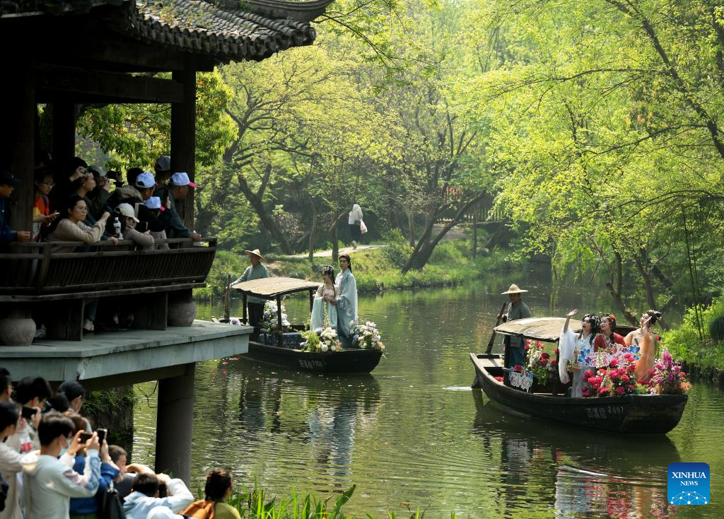 POTRET Pecinta Hanfu Kumpul di Lahan Basah Xixi-Image-1