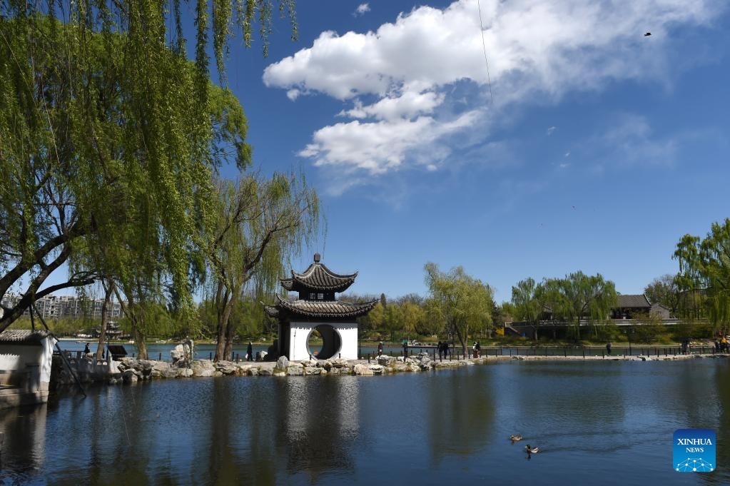Gembiranya Turis di Taman Taoranting Beijing-Image-4