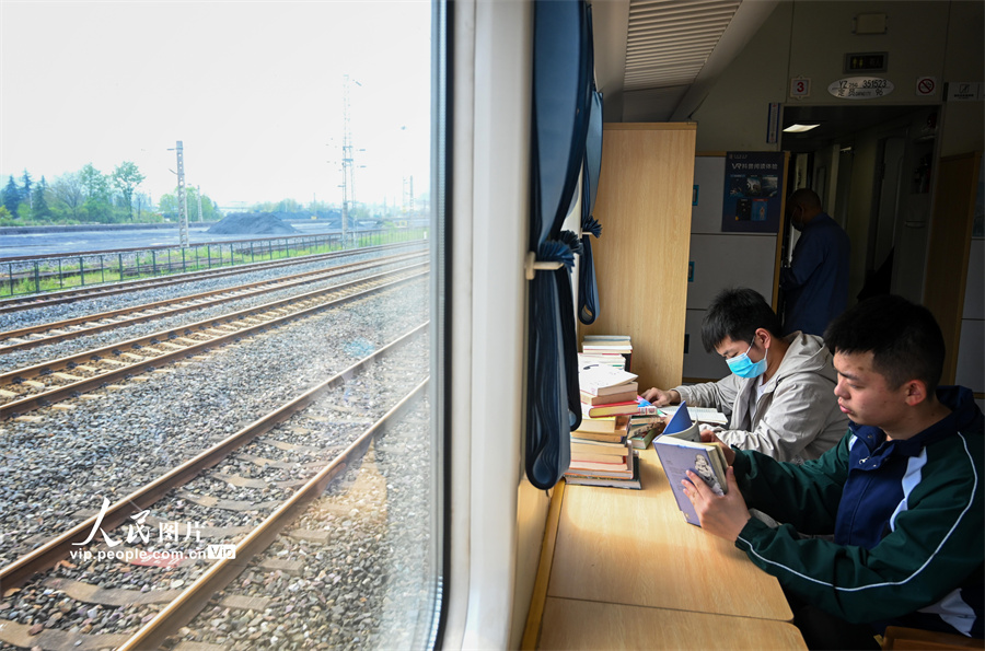 POTRET Perpustakaan Kereta Dibuka di Chongqing-Image-5