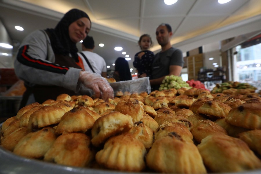 Potret Timur Tengah: Makanan penutup khas Idul Fitri bawa secercah kebahagiaan bagi warga Lebanon yang dilanda krisis-Image-4