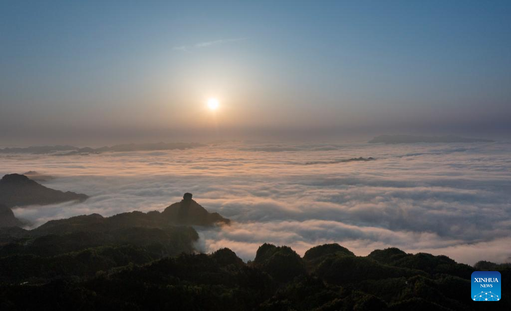 Pemandangan Lautan Awan di Gunung Jinfo-Image-1