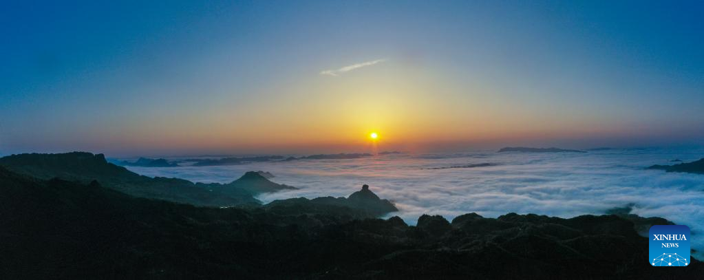 Pemandangan Lautan Awan di Gunung Jinfo-Image-7