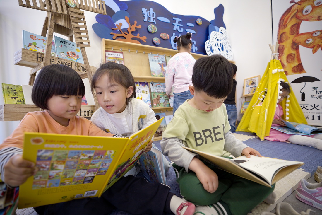 POTRET Warga China Jelang Hari Buku Sedunia-Image-6