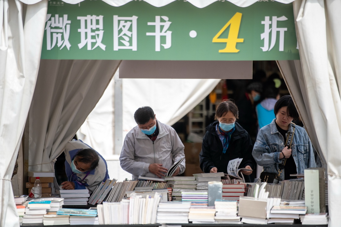 POTRET Warga China Jelang Hari Buku Sedunia-Image-3