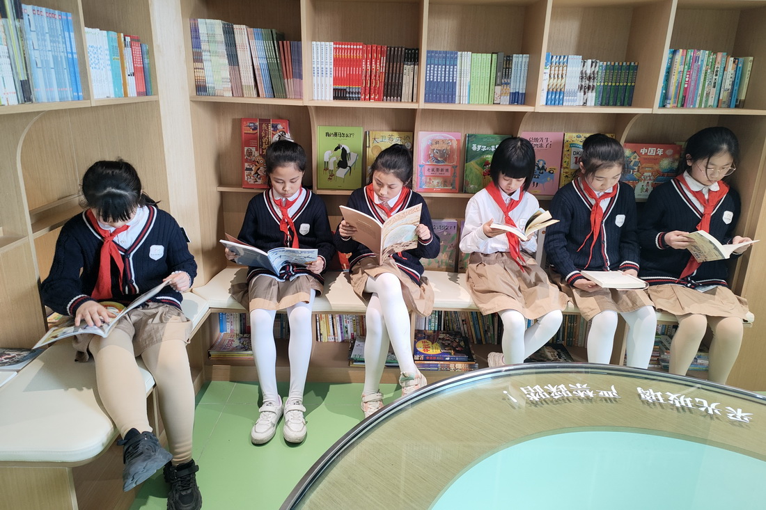 POTRET Warga China Jelang Hari Buku Sedunia-Image-7
