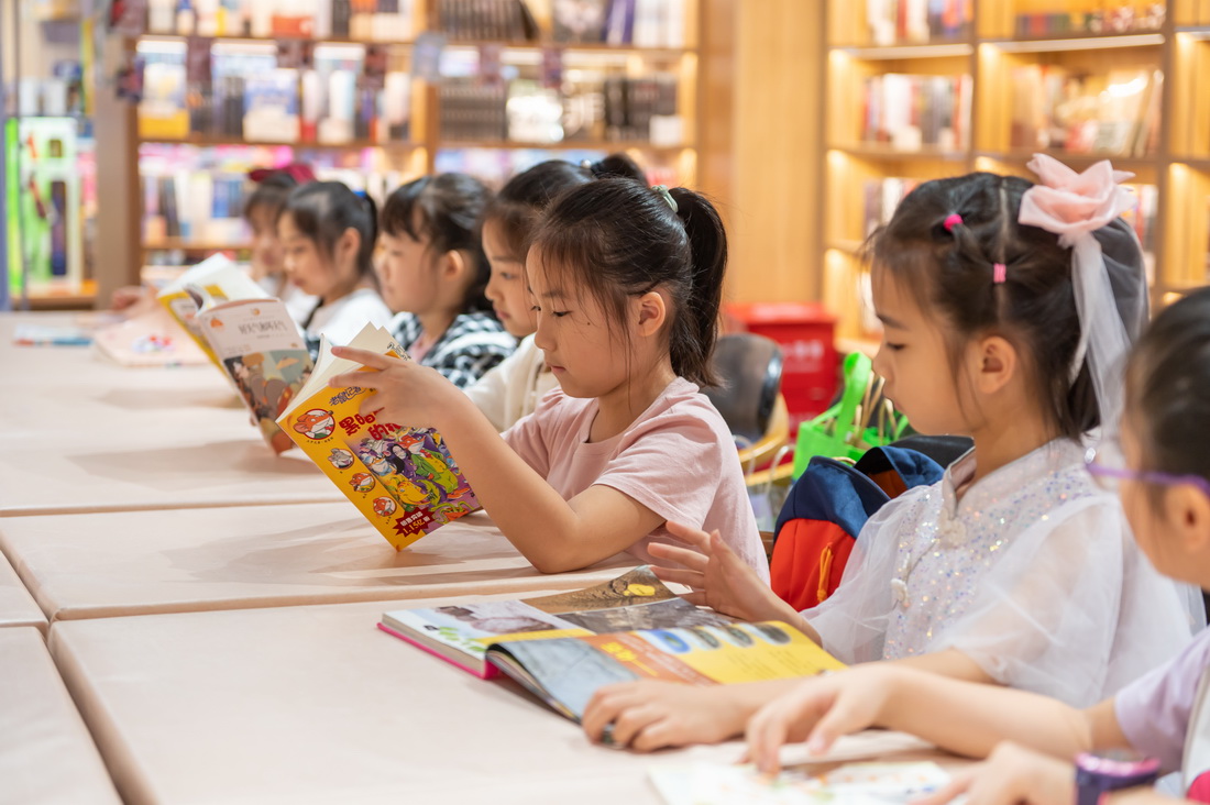 POTRET Warga China Jelang Hari Buku Sedunia-Image-10