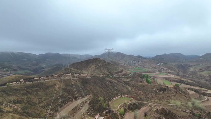 Jaringan transmisi listrik tegangan ultratinggi di China barat laut bantu dorong pembangunan hijau-Image-1