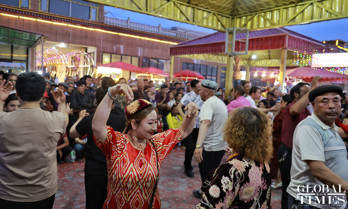 Potret Pesta Dansa di Bazaar Makanan Xinjiang-Image-2