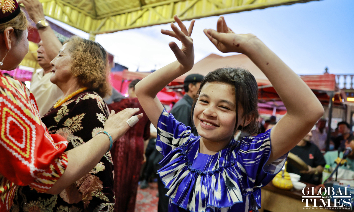 Potret Pesta Dansa di Bazaar Makanan Xinjiang-Image-7