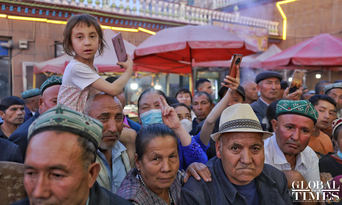 Potret Pesta Dansa di Bazaar Makanan Xinjiang-Image-4