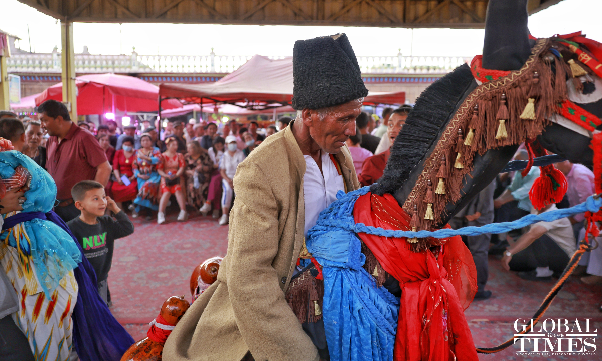 Potret Pesta Dansa di Bazaar Makanan Xinjiang-Image-1