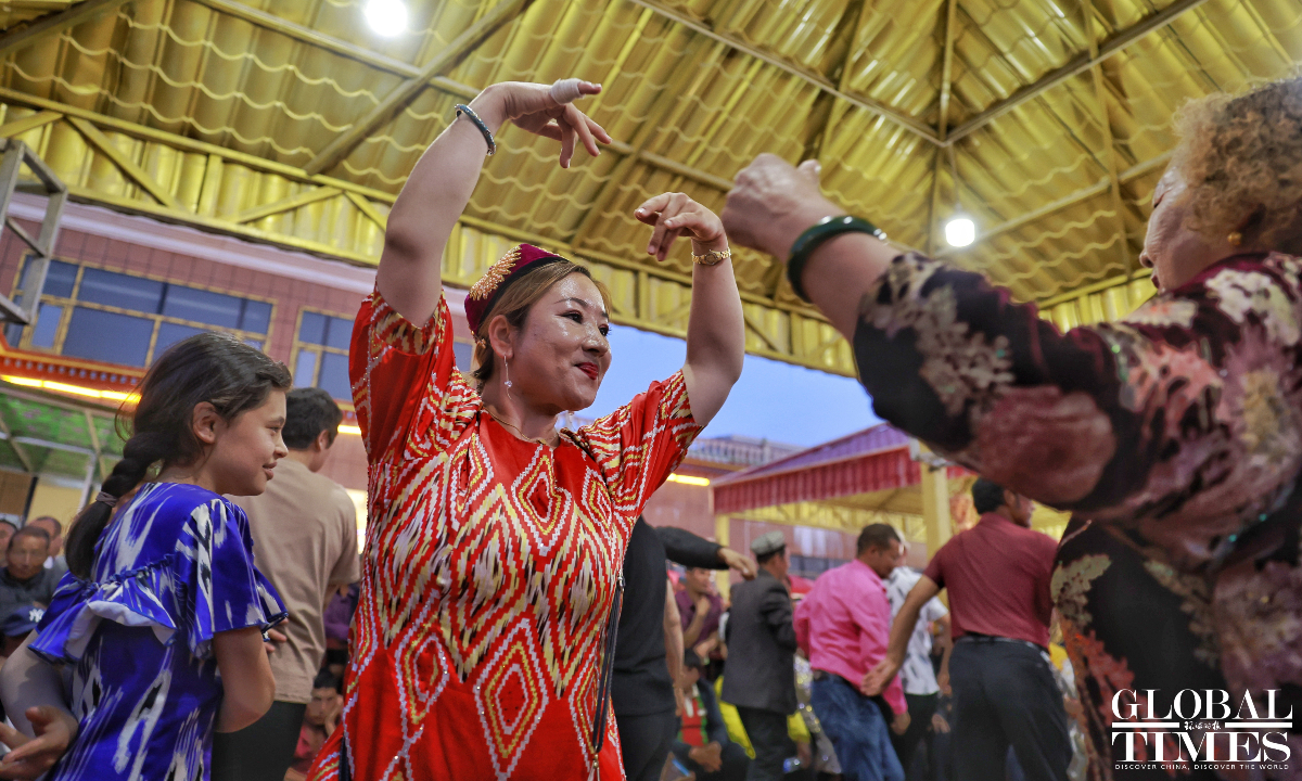 Potret Pesta Dansa di Bazaar Makanan Xinjiang-Image-5