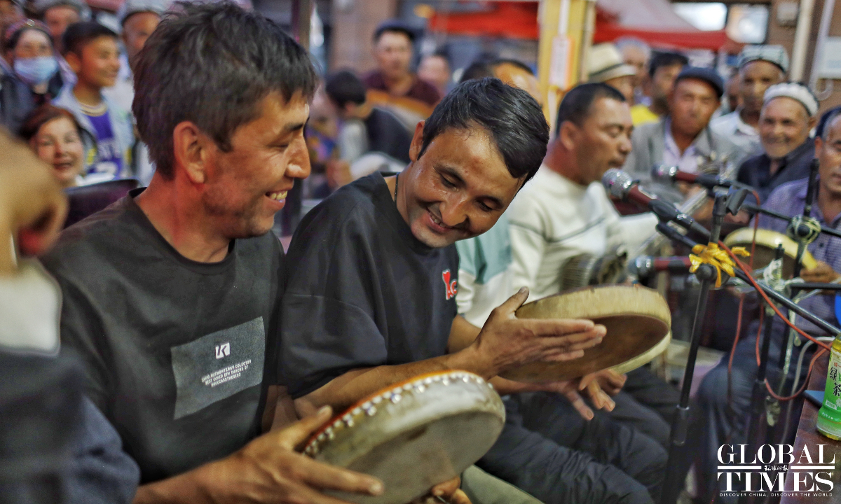 Potret Pesta Dansa di Bazaar Makanan Xinjiang-Image-3