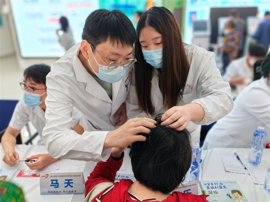 Dokter Shanghai Gabungkan TCM dan Medis Barat Rawat Jerawat-Image-1