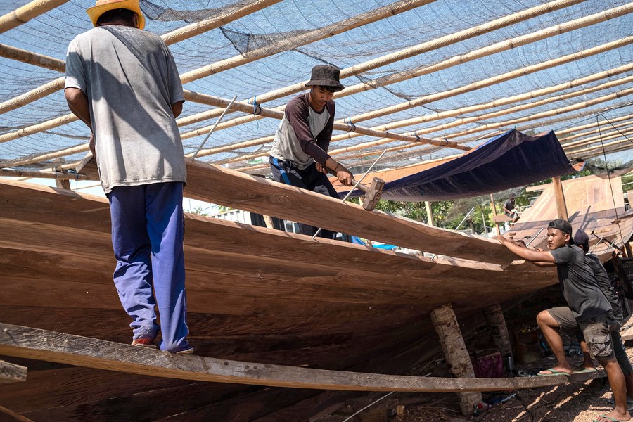 Album Asia: Mengintip Pembuatan Perahu Layar Tradisional Pinisi di Makassar-Image-2