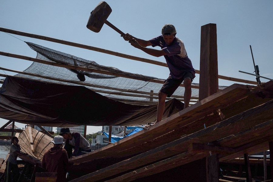 Album Asia: Mengintip Pembuatan Perahu Layar Tradisional Pinisi di Makassar-Image-3