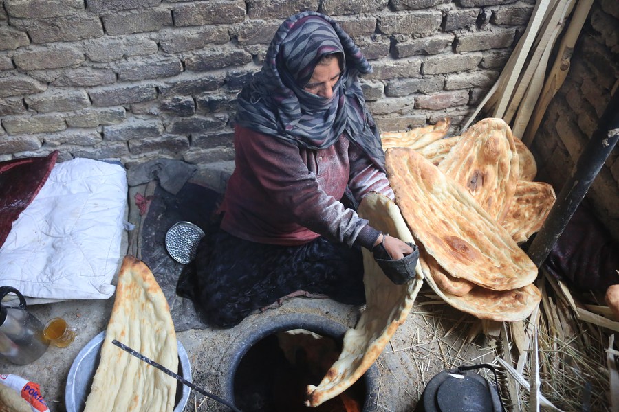 Album Asia: Menengok proses pembuatan roti naan khas Afghanistan-Image-1