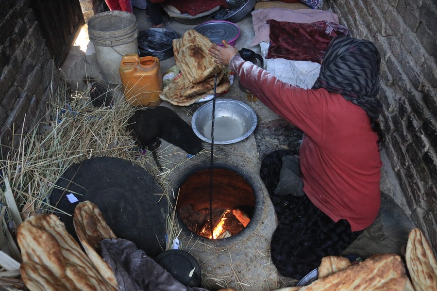 Album Asia: Menengok proses pembuatan roti naan khas Afghanistan-Image-3