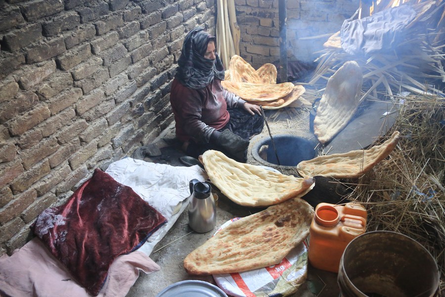 Album Asia: Menengok proses pembuatan roti naan khas Afghanistan-Image-4