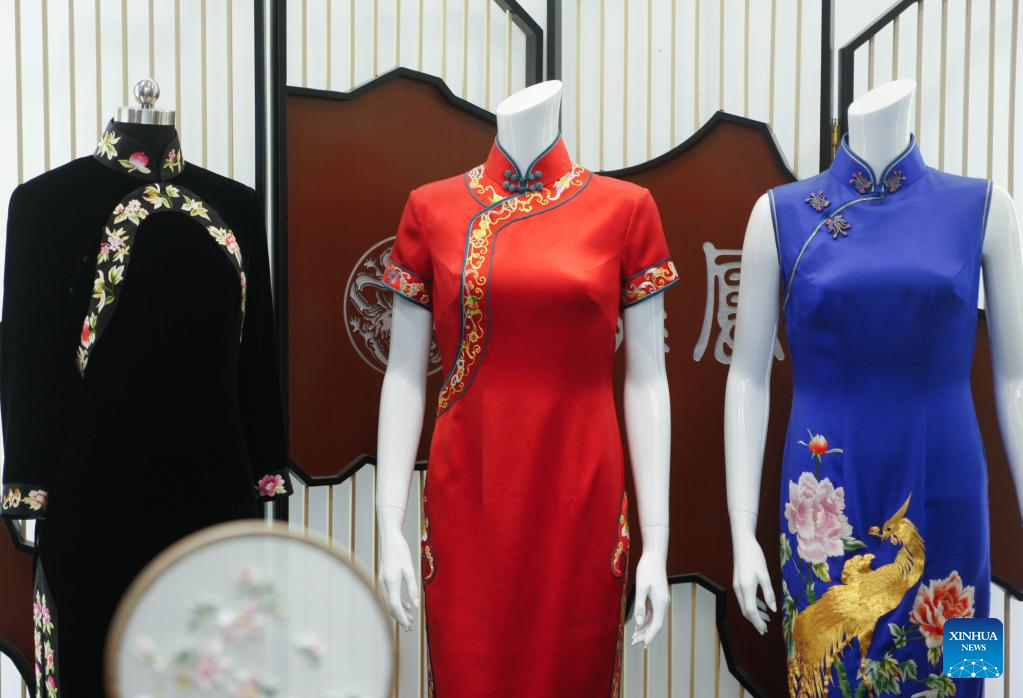 POTRET Pewaris Cheongsam Longfeng di Shanghai-Image-1