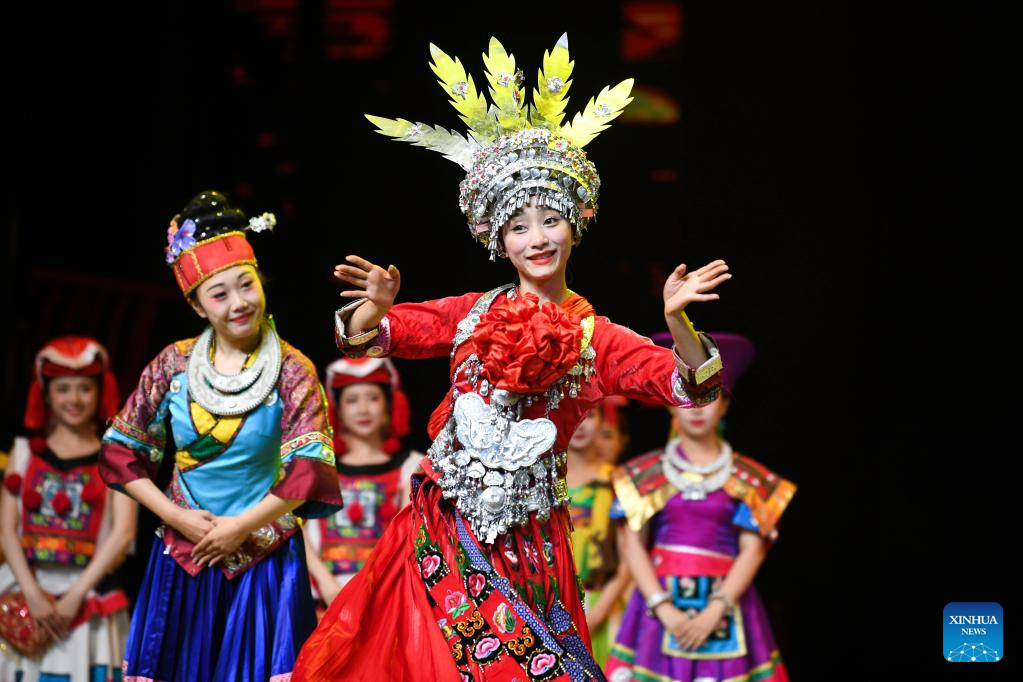 POTRET Pertunjukan Gaya Guizhou Penuh Warna-Image-1