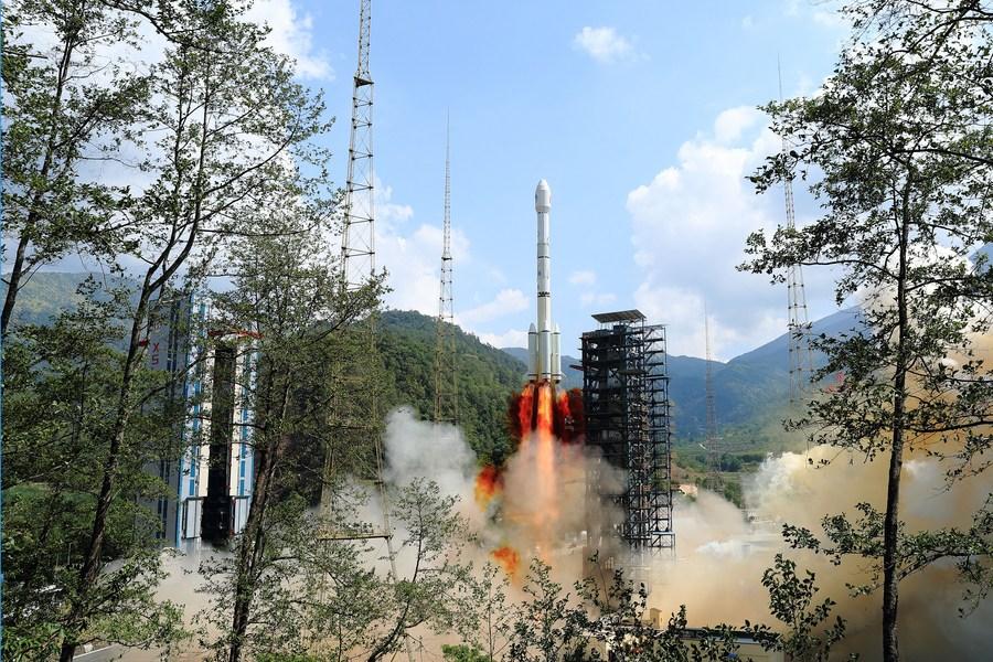 China Uji Sistem Parasut Pendorong Roket Long March-3B-Image-1
