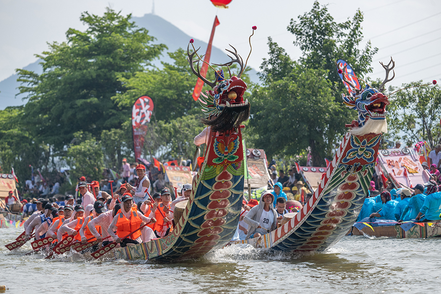 Tradisi Balap Perahu Naga Dirayakan di Desa Huadi-Image-1