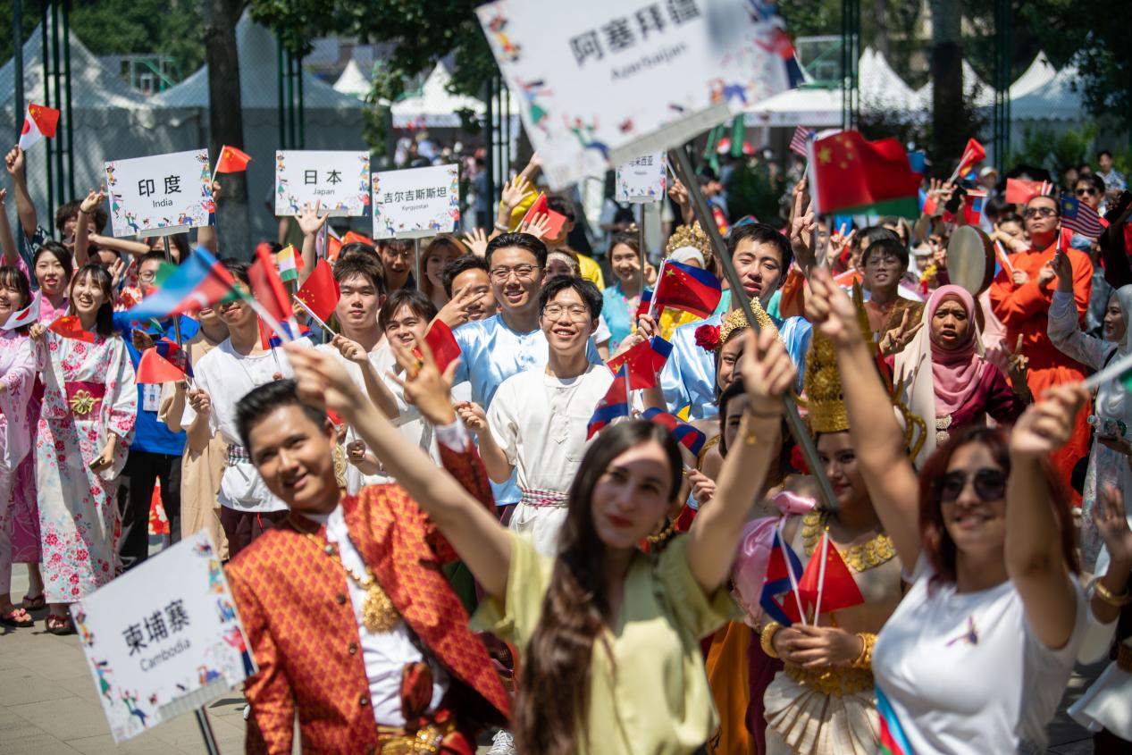 Mahasiswa Global di BFSU Rayakan Festival Budaya-Image-2