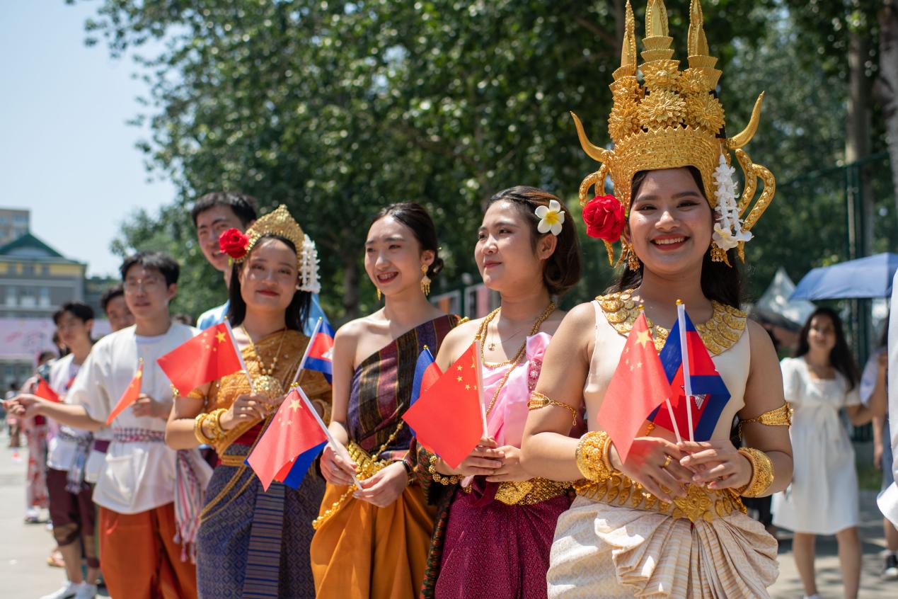 Mahasiswa Global di BFSU Rayakan Festival Budaya-Image-3