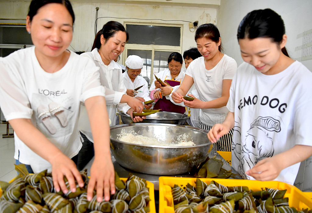 Warga Bozhou Bikin Zongzi Jelang Festival Perahu Naga-Image-1