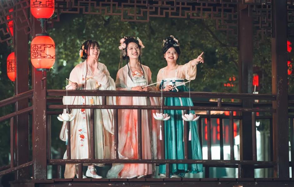 Wisata Malam di Kawasan Kota Kuno Zhujiajiao-Image-1