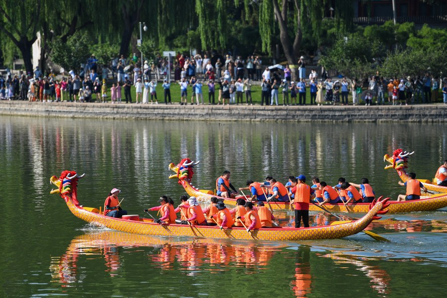 Di Tengah Gelombang Panas, Taman-taman di Beijing Catat Lonjakan Pengunjung Selama Liburan Festival Perahu Naga-Image-1