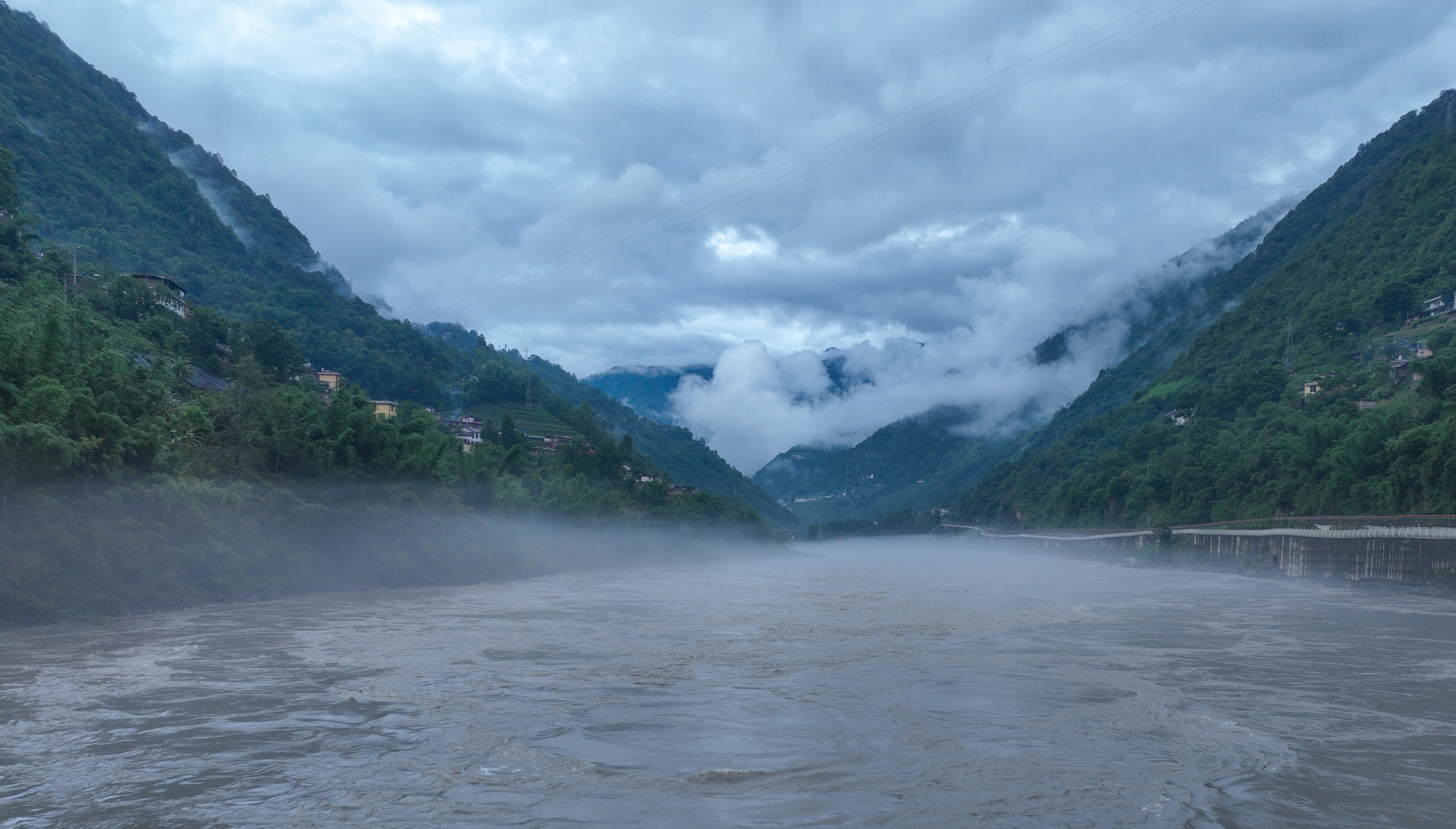 CHINA-YUNNAN-GONGSHAN-SUNGAI NUJIANG-PEMANDANGAN-3-Image-1