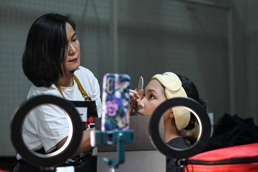 Belajar dalam sunyi, penyandang tunarungu Indonesia ikuti pelatihan tata rias untuk berkarier-Image-2