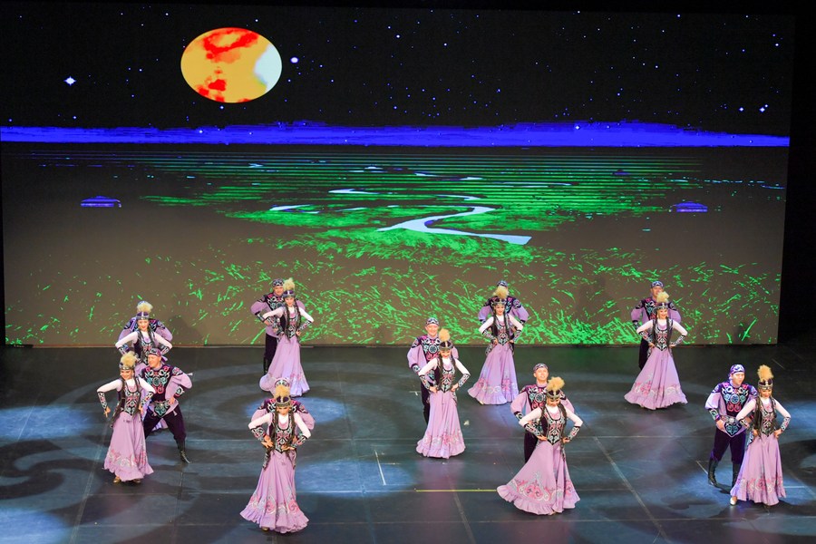 Album Asia: Rombongan Seni Muqam Teater Seni Xinjiang China gelar tur pertunjukan di Indonesia-Image-6 Album Asia: Rombongan Seni Muqam Teater Seni Xinjiang China gelar tur pertunjukan di Indonesia-Image-6