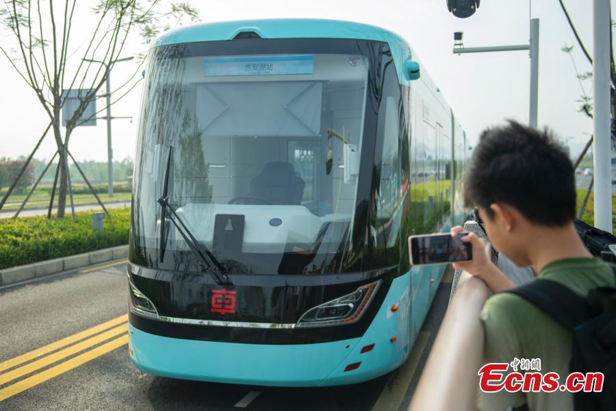 POTRET Bus Listrik dengan Rel Meluncur di Chengdu-Image-2