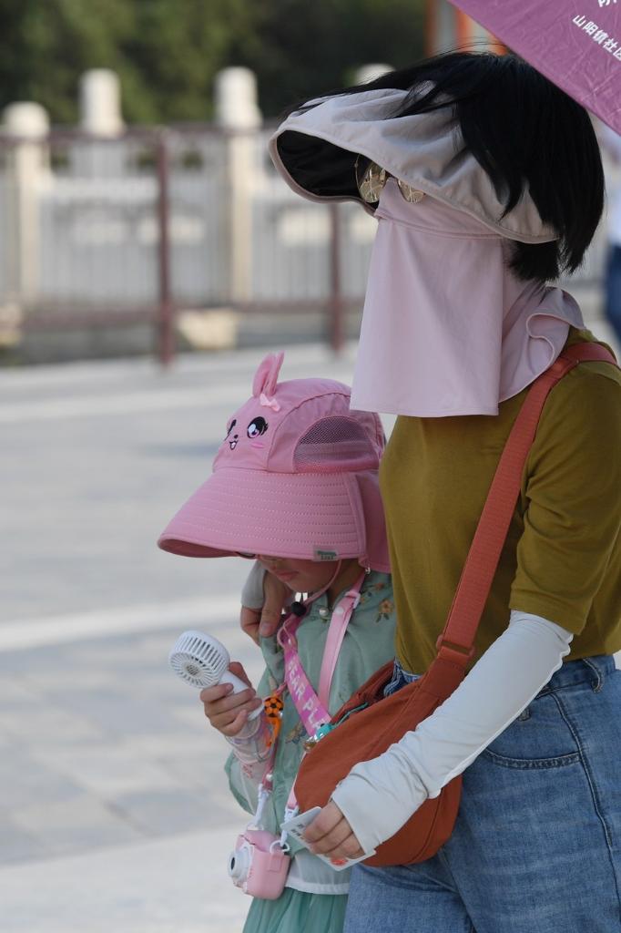 Aneh, di Suhu Panas di China Banyak Orang Berjemur-Image-2