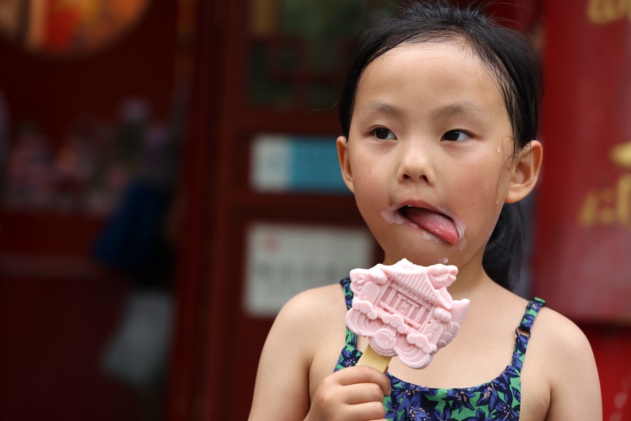Aneh, di Suhu Panas di China Banyak Orang Berjemur-Image-3