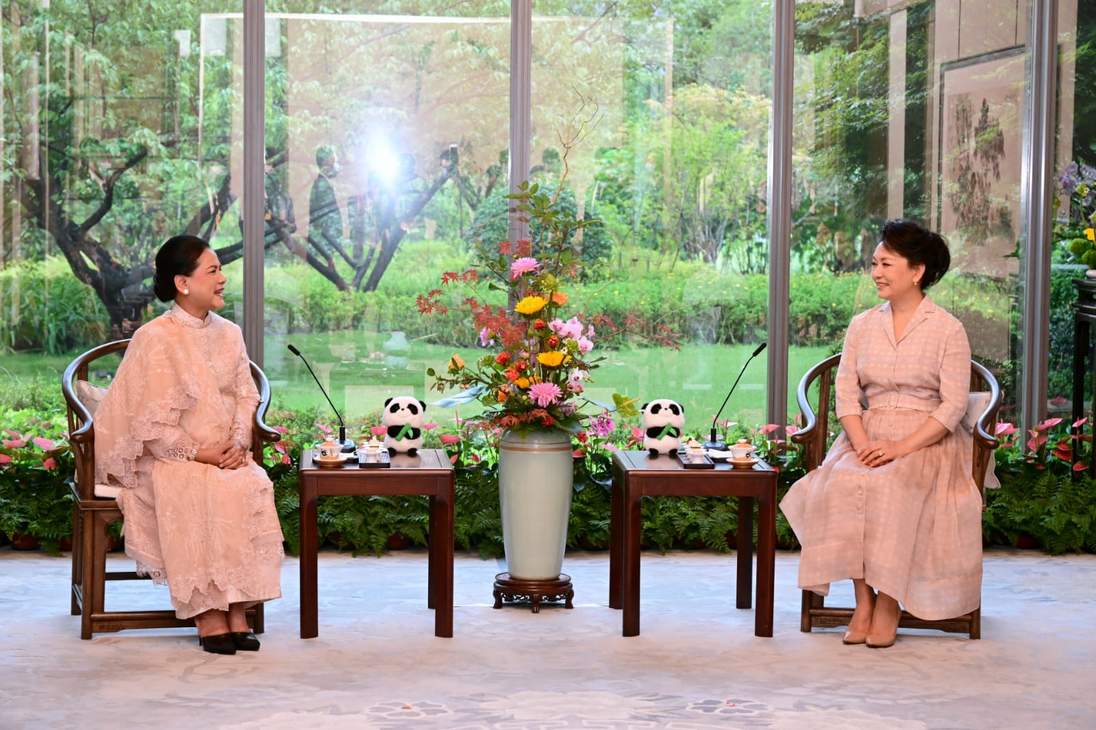 Momen Ibu Iriana Jokowi Minum Teh dengan Madam Peng Liyuan-Image-1
