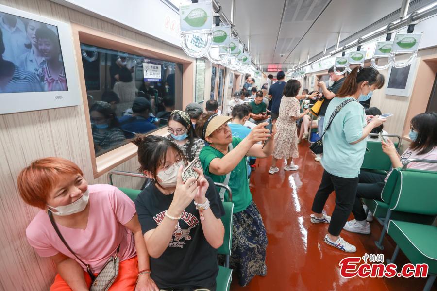 Kereta Bawah Tanah Bertema 1960-an Uji Coba di Beijing-Image-1