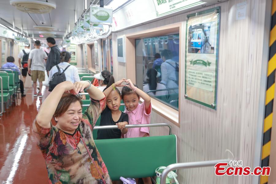 Kereta Bawah Tanah Bertema 1960-an Uji Coba di Beijing-Image-6
