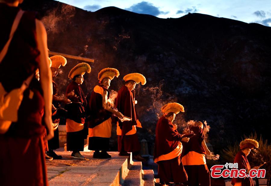 Warga Tibet Rayakan Festival Shoton di Lhasa-Image-7
