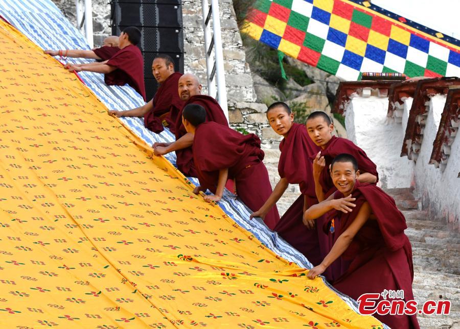 Warga Tibet Rayakan Festival Shoton di Lhasa-Image-6