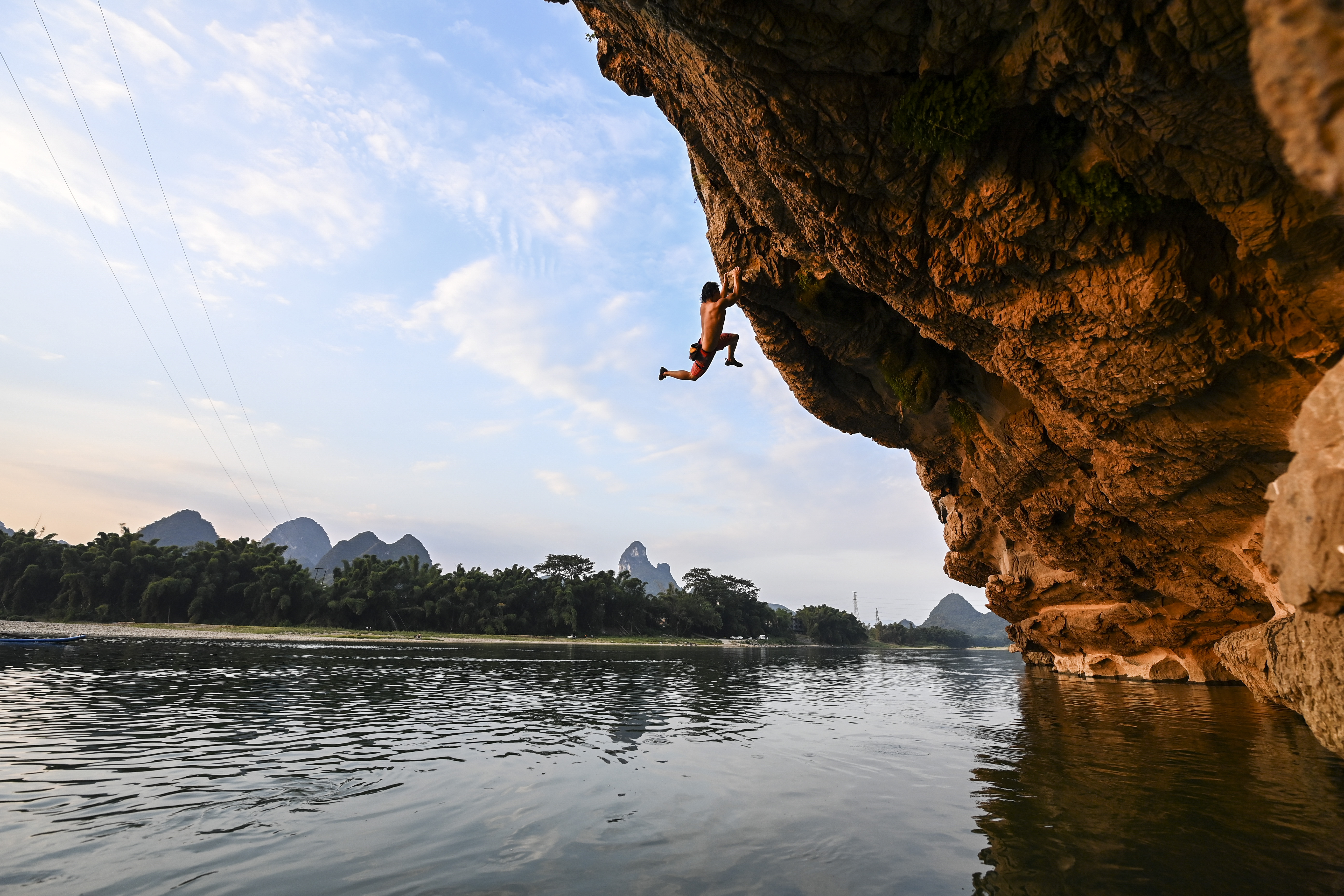 Dari terjalnya pegunungan karst Yangshuo di Guilin, China, pasangan atlet panjat tebing ini promosikan olahraga-Image-1 Dari terjalnya pegunungan karst Yangshuo di Guilin, China, pasangan atlet panjat tebing ini promosikan olahraga-Image-1