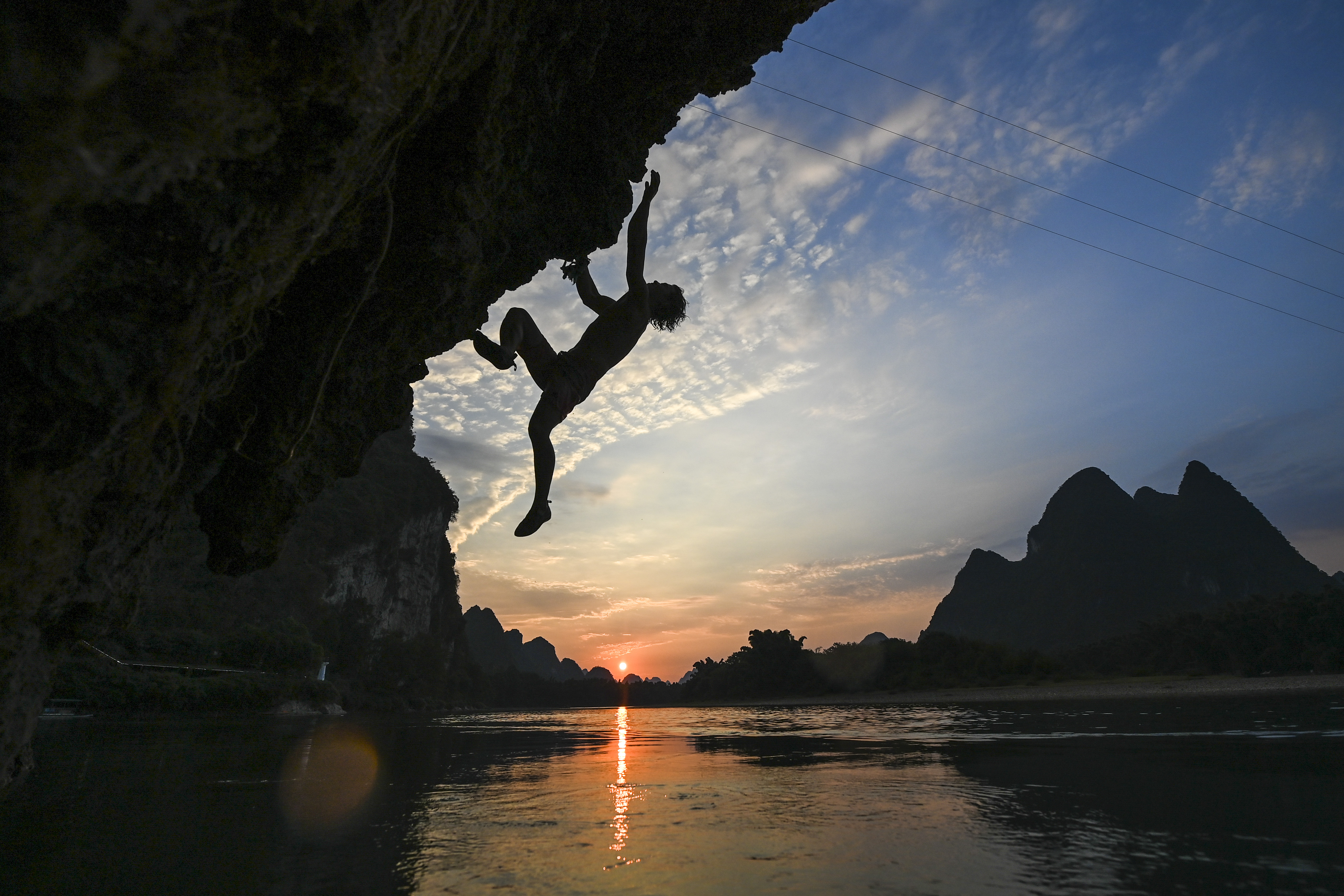 Dari terjalnya pegunungan karst Yangshuo di Guilin, China, pasangan atlet panjat tebing ini promosikan olahraga-Image-2 Dari terjalnya pegunungan karst Yangshuo di Guilin, China, pasangan atlet panjat tebing ini promosikan olahraga-Image-2