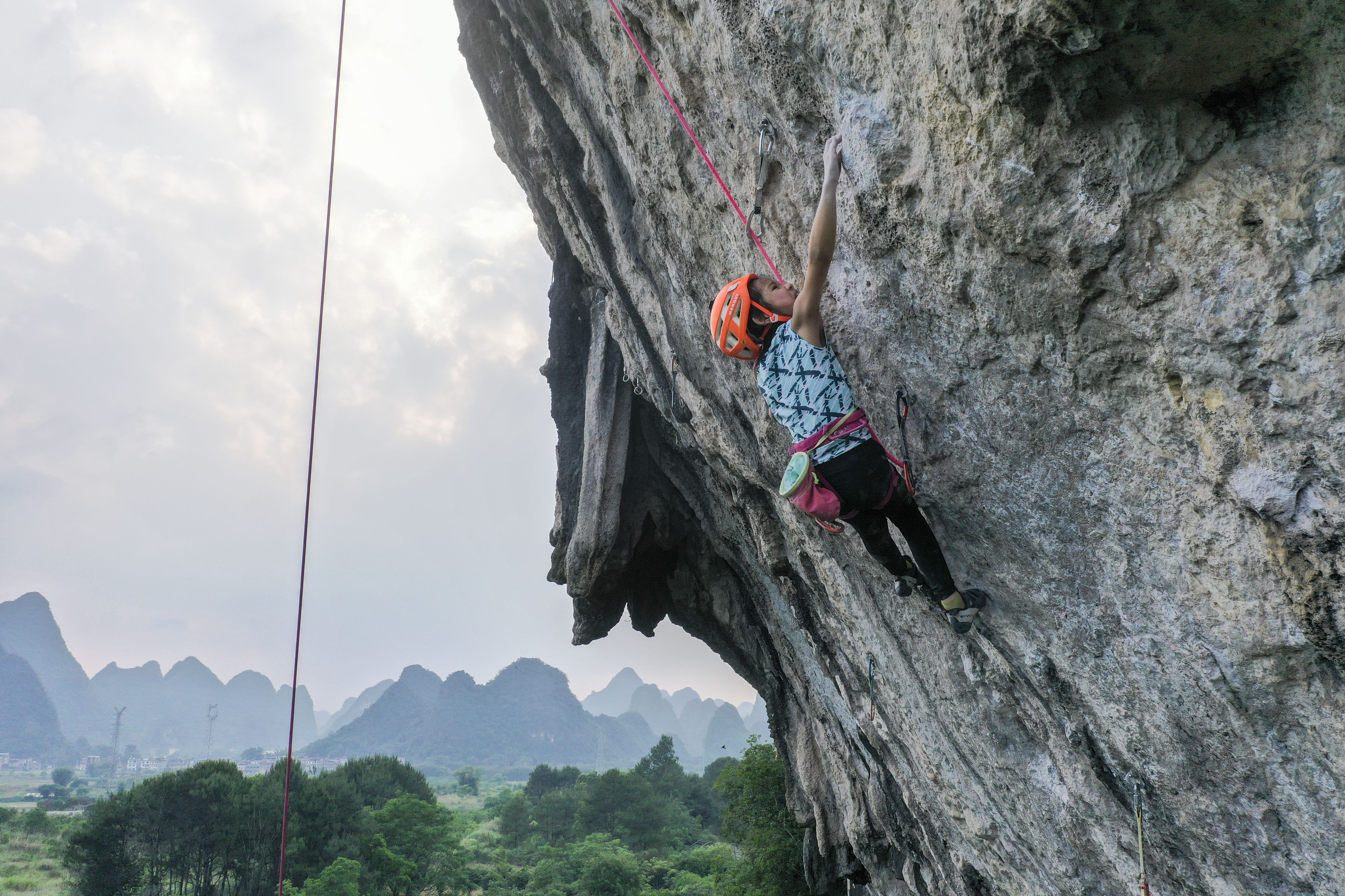 Dari terjalnya pegunungan karst Yangshuo di Guilin, China, pasangan atlet panjat tebing ini promosikan olahraga-Image-5 Dari terjalnya pegunungan karst Yangshuo di Guilin, China, pasangan atlet panjat tebing ini promosikan olahraga-Image-5