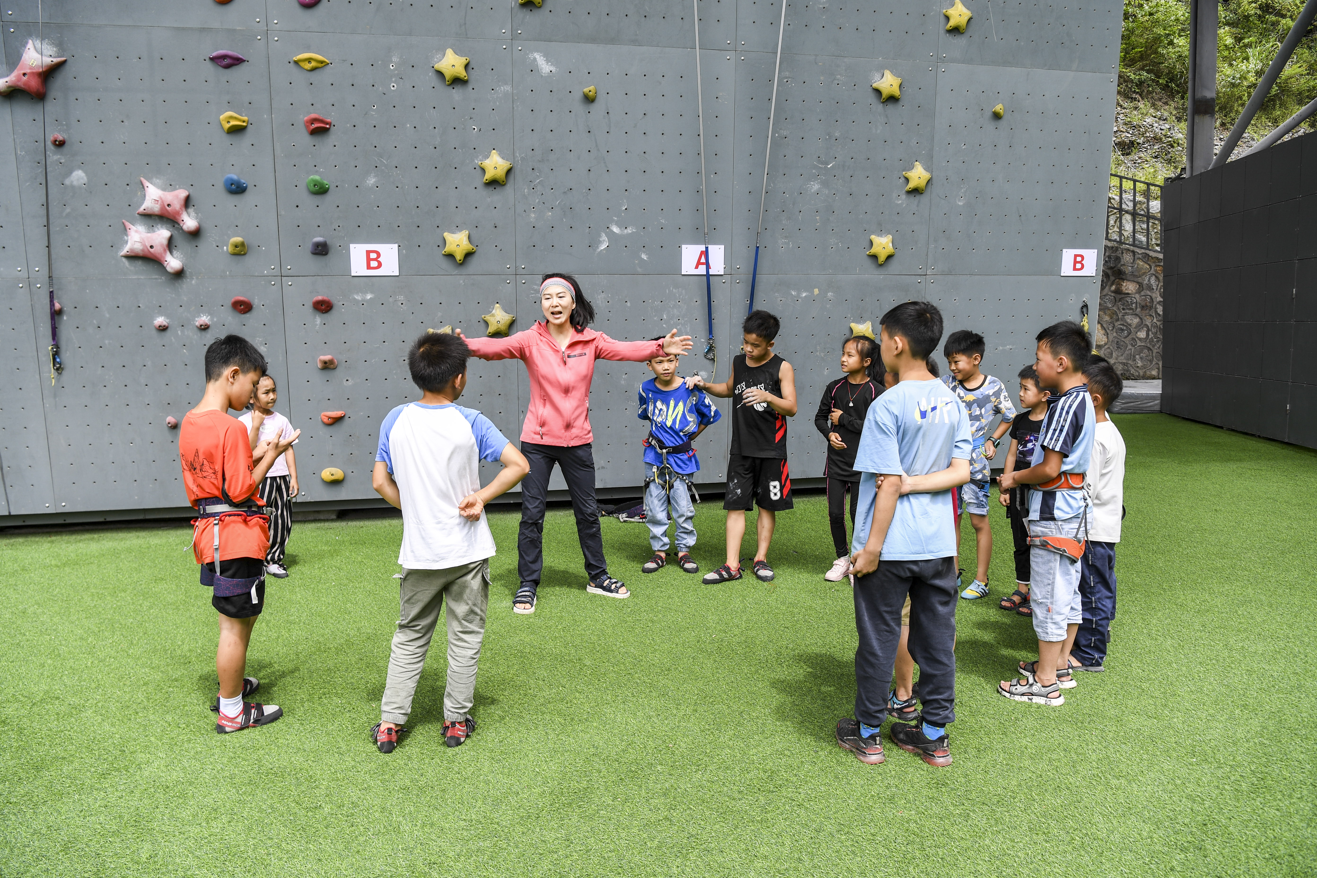 Dari terjalnya pegunungan karst Yangshuo di Guilin, China, pasangan atlet panjat tebing ini promosikan olahraga-Image-7 Dari terjalnya pegunungan karst Yangshuo di Guilin, China, pasangan atlet panjat tebing ini promosikan olahraga-Image-7